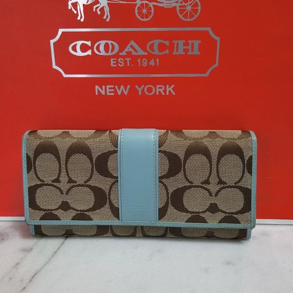 Coach Classic Logo Bifold Wallet. - Picture 2 of 11